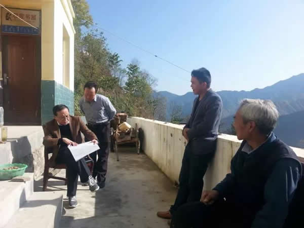 隴運(yùn)集團(tuán)公司董事長(zhǎng)、黨委書記李寅祥率相關(guān)人員專程前往精準(zhǔn)扶貧點(diǎn)進(jìn)行深入調(diào)研