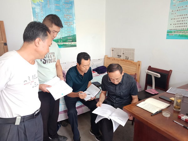 隴運集團公司黨委書記、董事長李寅祥深入琵琶鎮(zhèn)寧強村檢查指導(dǎo)幫扶工作