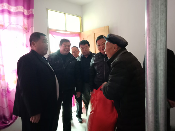 隴運(yùn)集團(tuán)公司開(kāi)展“解難題、辦實(shí)事、送溫暖”主題黨日活動(dòng)