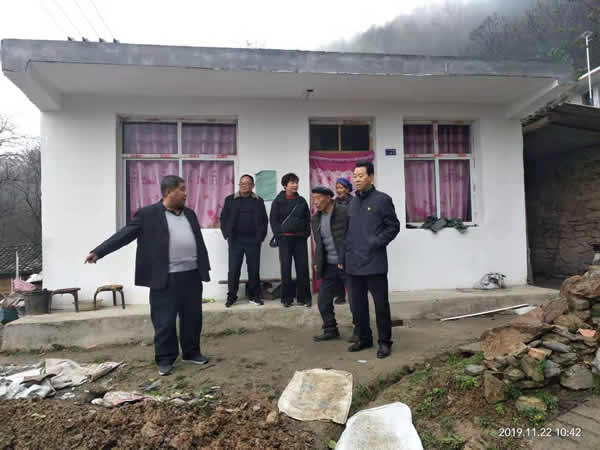 隴運(yùn)集團(tuán)公司開(kāi)展“解難題、辦實(shí)事、送溫暖”主題黨日活動(dòng)