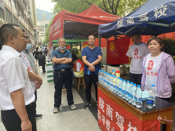 “愛(ài)心送考、奉獻(xiàn)社會(huì)”---隴運(yùn)集團(tuán)在行動(dòng)