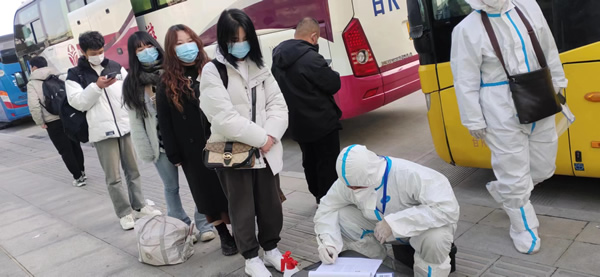 隴運(yùn)集團(tuán)公司“點對點”愛心直通車護(hù)送返鄉(xiāng)人員平安回家